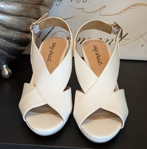 Easy Street White Platform Block Heel Sandals Peep Toe Slingback Size 6